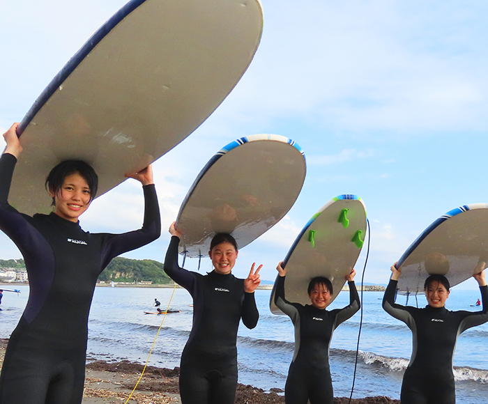 湘南江ノ島の海で楽しくサーフィン体験